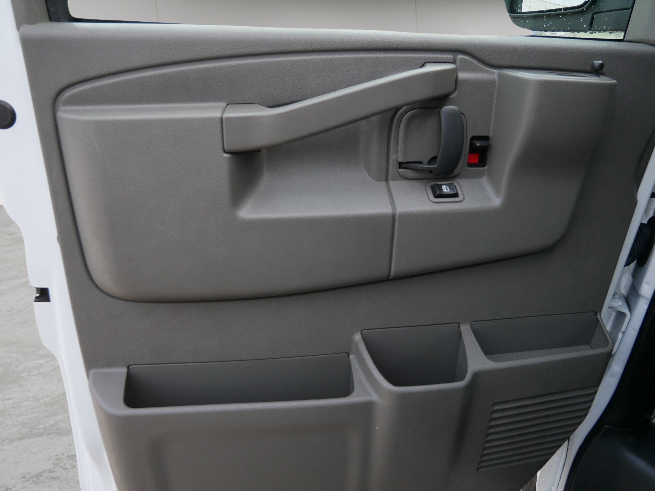 2024 Chevrolet Express Passenger 3500 1LT