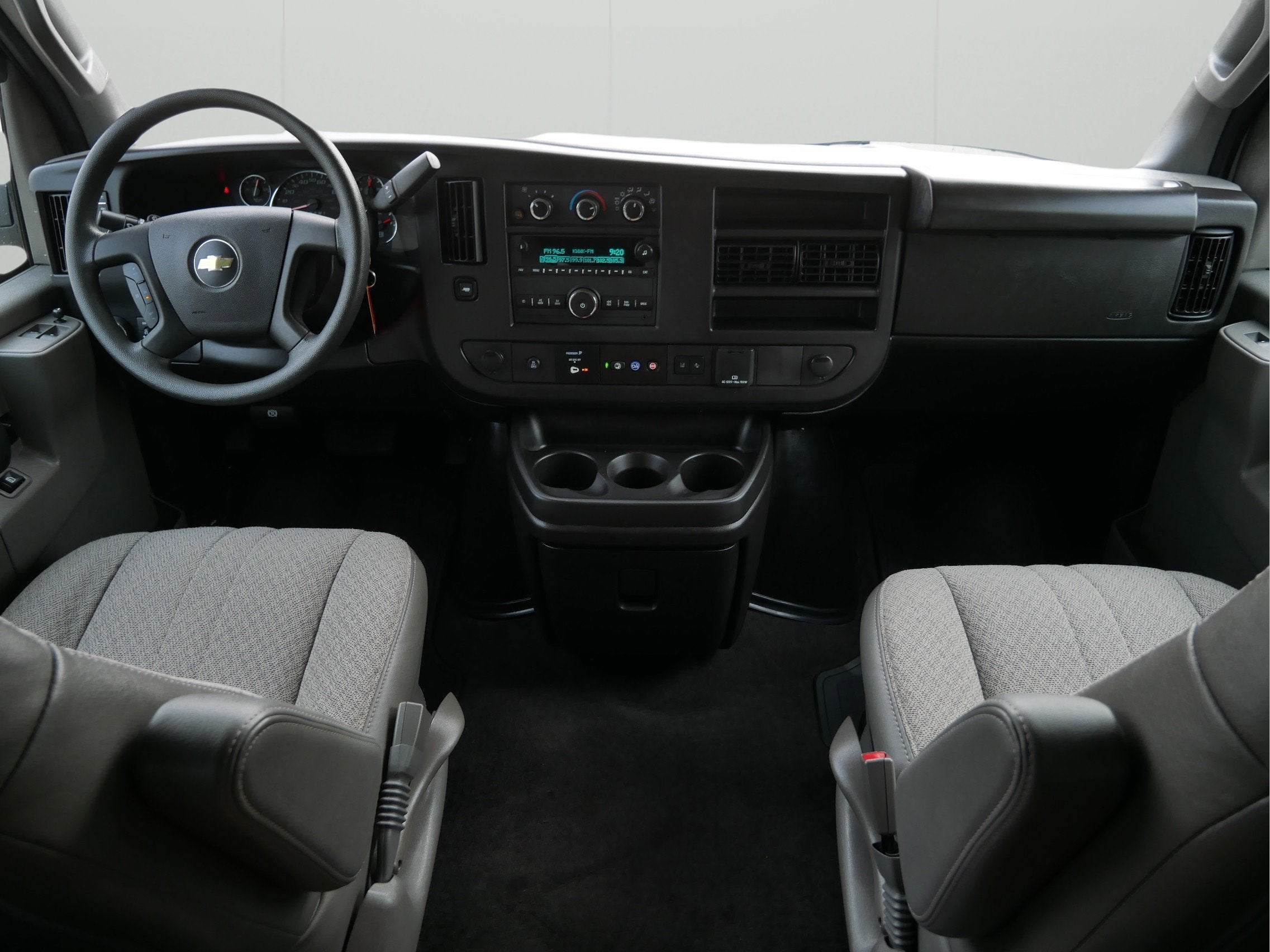 2024 Chevrolet Express Passenger 3500 1LT