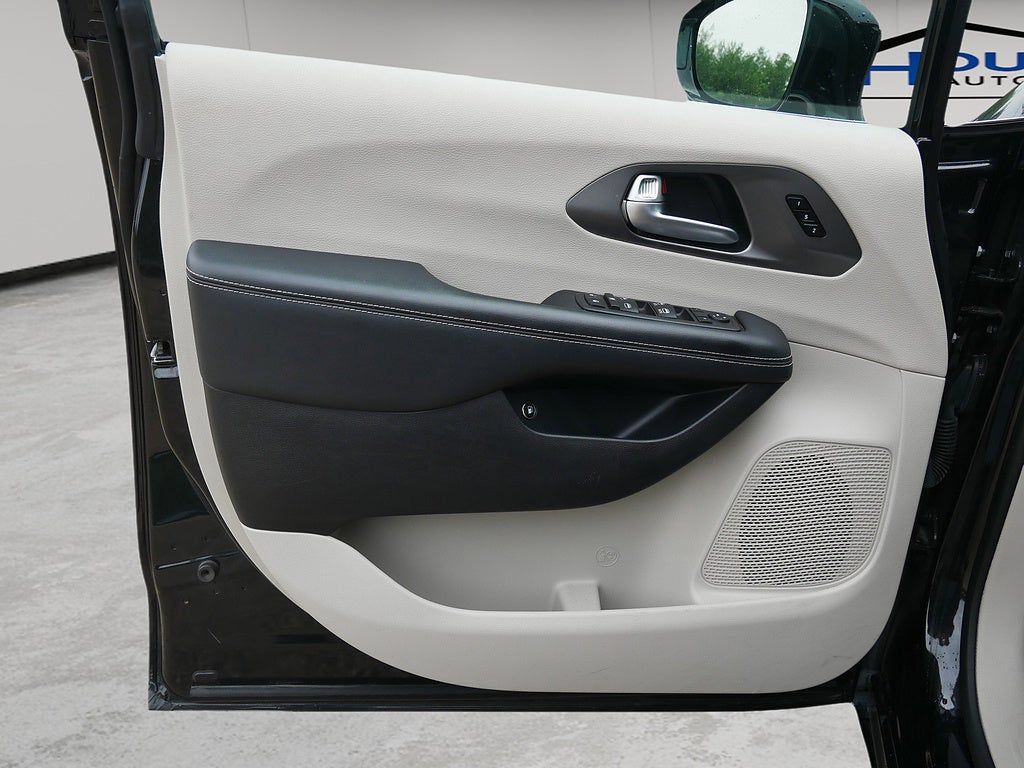 2024 Chrysler Pacifica Select